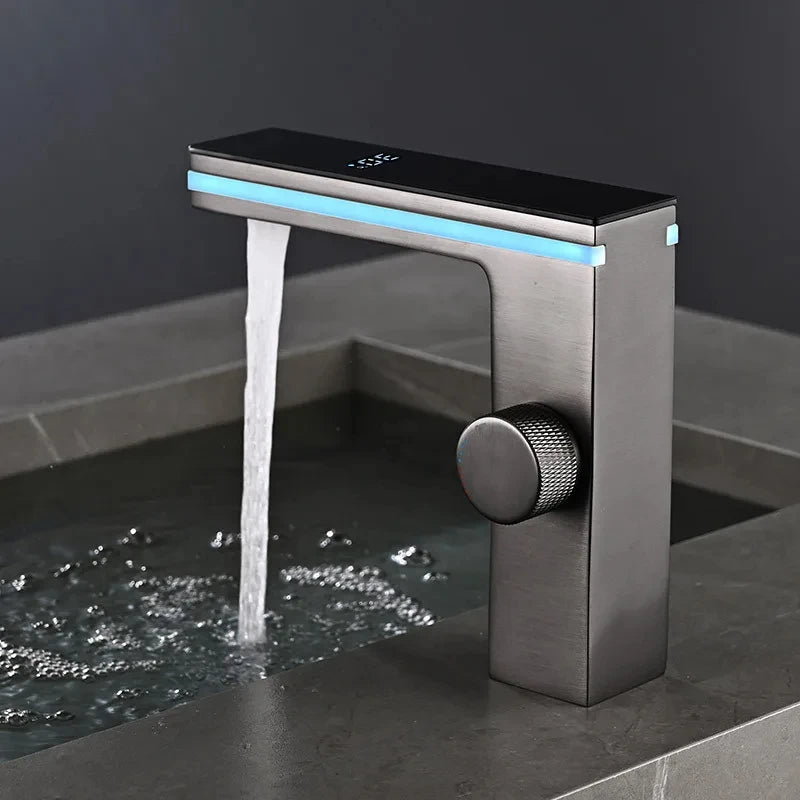 Grifo de lavabo de baño con pantalla Digital, LED inteligente, montado en cubierta de latón, grúa de lavabo, mezclador de agua fría y caliente, grifo de tocador para fregadero