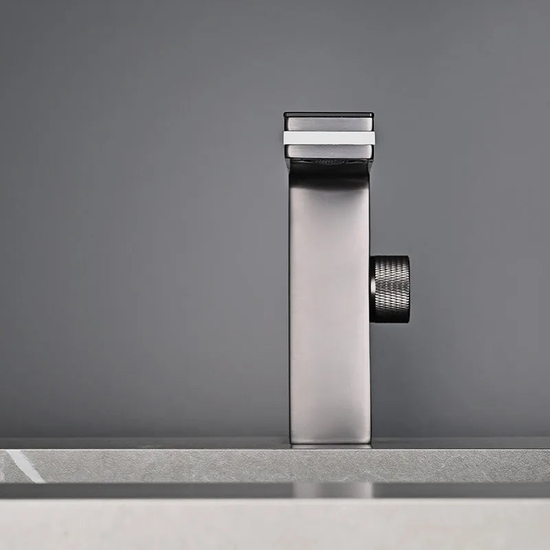 Grifo de lavabo de baño con pantalla Digital, LED inteligente, montado en cubierta de latón, grúa de lavabo, mezclador de agua fría y caliente, grifo de tocador para fregadero